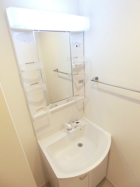 洗面設備　便利な独立洗面台付きです。