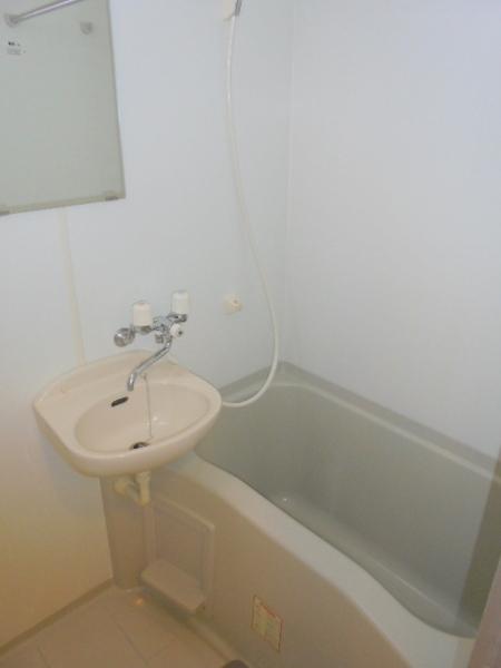 バス・シャワールーム　※写真はリノベーション前です