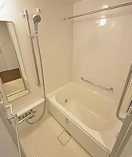 バス・シャワールーム　コンパクトで使いやすいお風呂です
