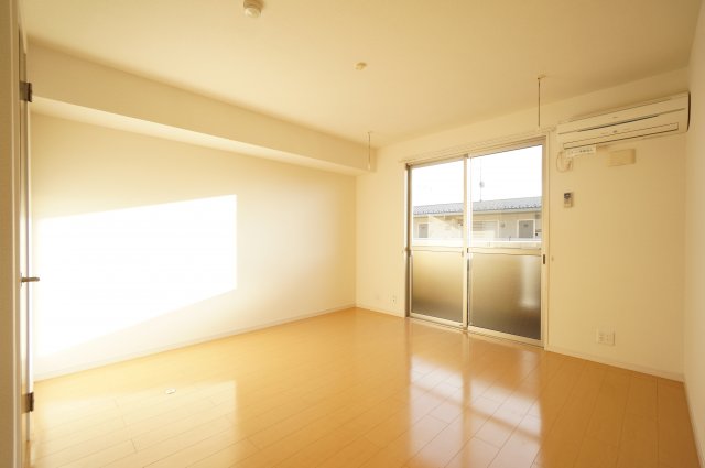 居室・リビング　※同物件・反転タイプの写真です。