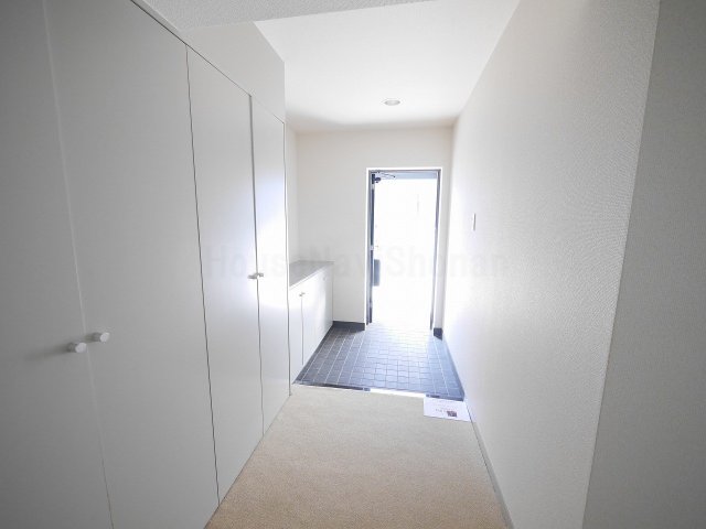 玄関　室内写真は同タイプ別室の写真です。