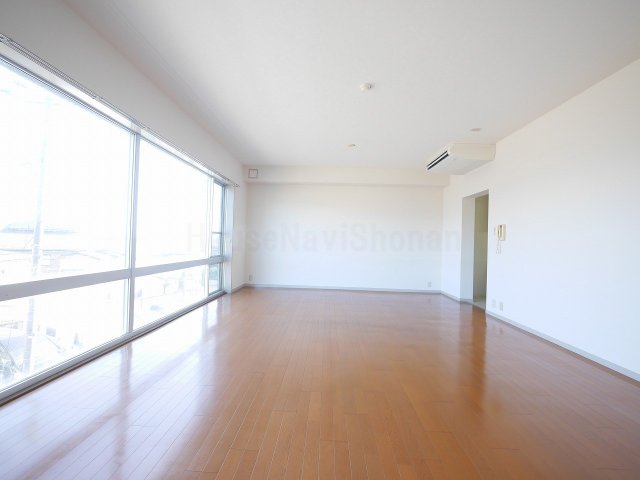 居室・リビング　室内写真は同タイプ別室の写真です。