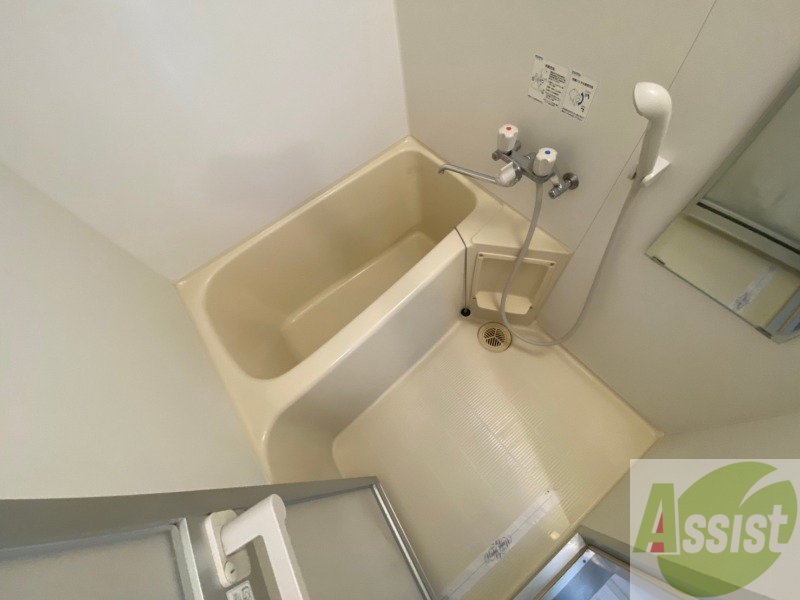 バス・シャワールーム　バスルームは狭すぎず、シャワーも浴びやすそうです。