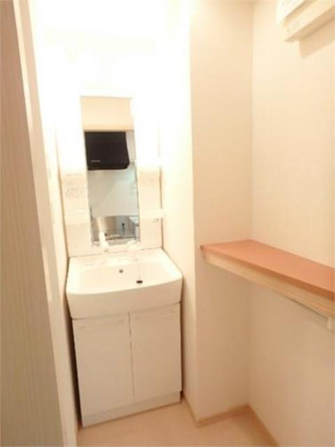 洗面設備　右手に棚あります