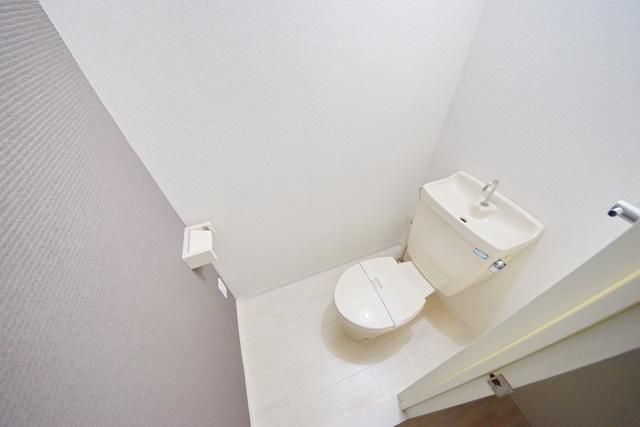 トイレ　★上部に棚がついております★