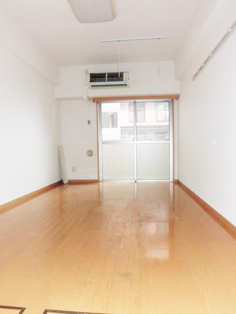 居室・リビング　写真は別号室のものです