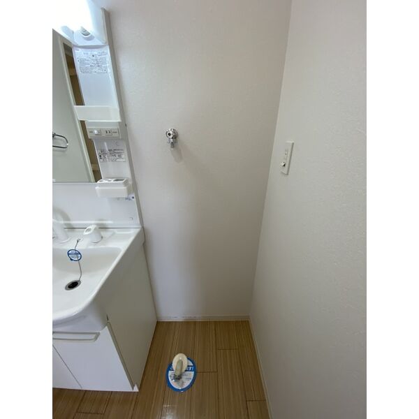 洗面設備　※写真は同じマンションの違う部屋のものになります。