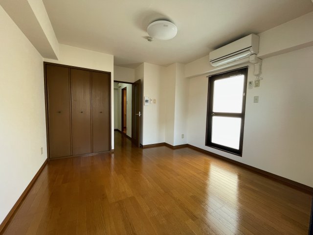 居室・リビング　明るい洋室です