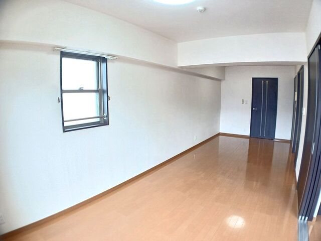 居室・リビング　普段は広げて一つのお部屋に。寝る時は仕切れます。