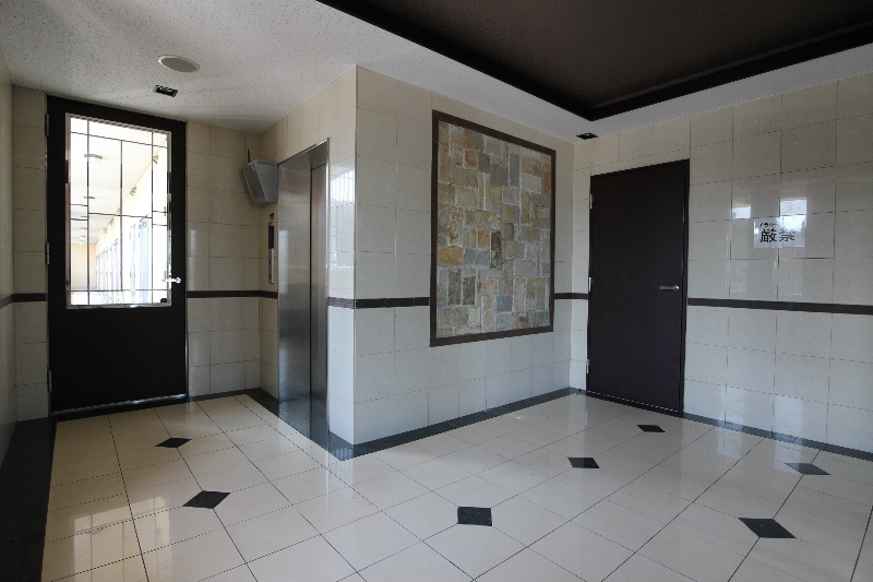 エントランス　防犯カメラ付きのエレベーターホール。