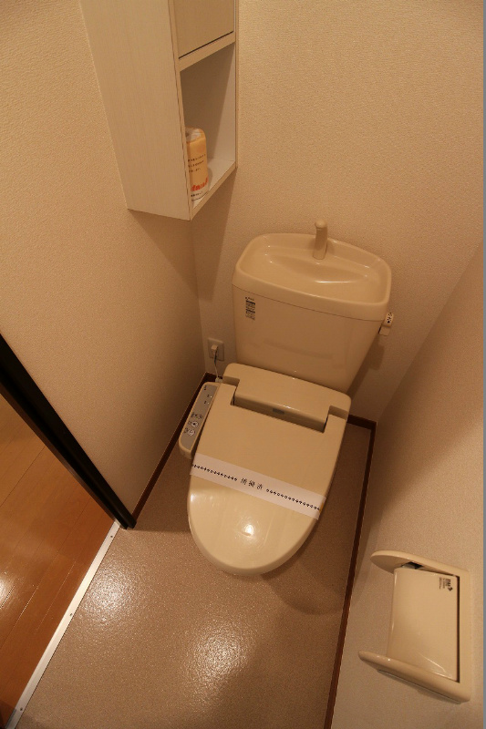 トイレ　※参照※【別号室の写真です】温水洗浄便座付きです。