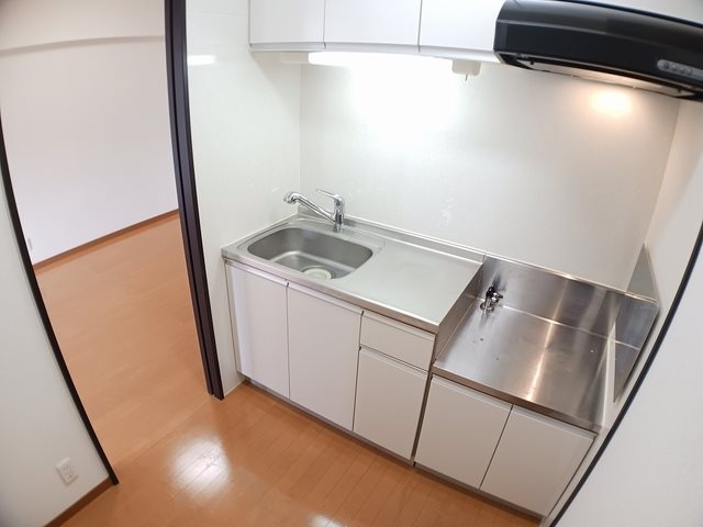 キッチン　キッチンは扉付きで入り込んでいるので、炊事場が見えません。