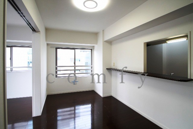 居室・リビング　２面採光の洋室