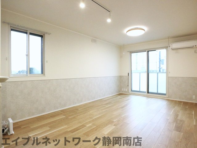 居室・リビング　こちらの居間で趣味の時間をお楽しみください
