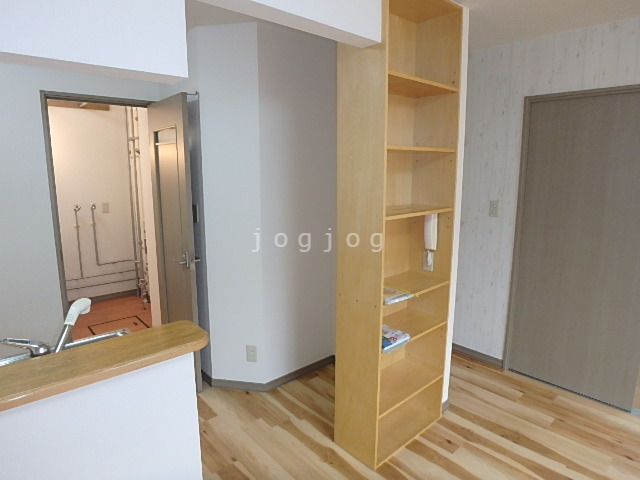 その他設備　居間収納棚