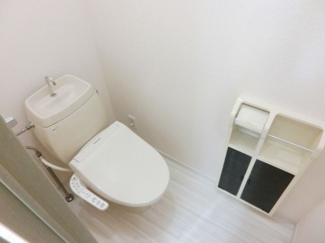 トイレ　温水洗浄便座付きのトイレです