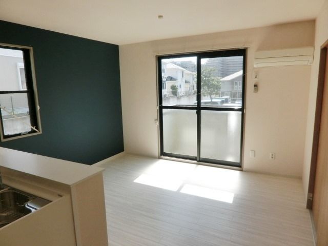 居室・リビング　窓も大きく明るいリビングです