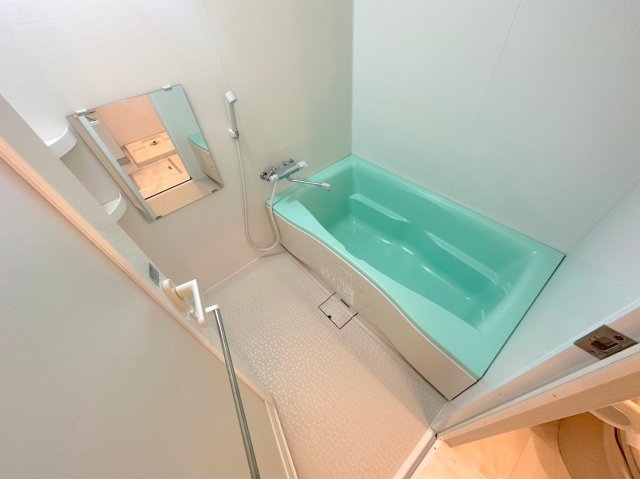 バス・シャワールーム　バスルームはトイレと別々で、広々としていますよ。