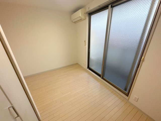 居室・リビング　白を基調とした内装でおしゃれで、落ち着ける空間です。