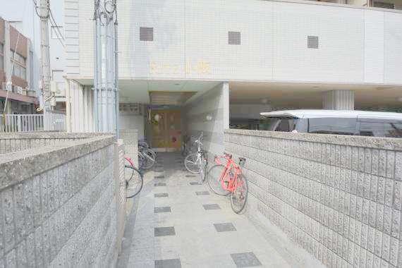 エントランス　オシャレなエントランスは安心のオートロック付きです。