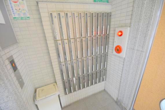 ロビー　ロビーにある各部屋毎のメールボックス。