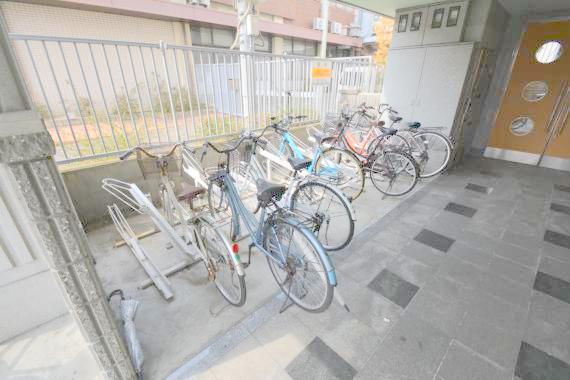 駐車場　敷地内には入居者専用の駐輪スペースもあります。