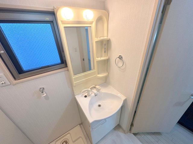 洗面設備　身支度が出来る独立洗面台です。