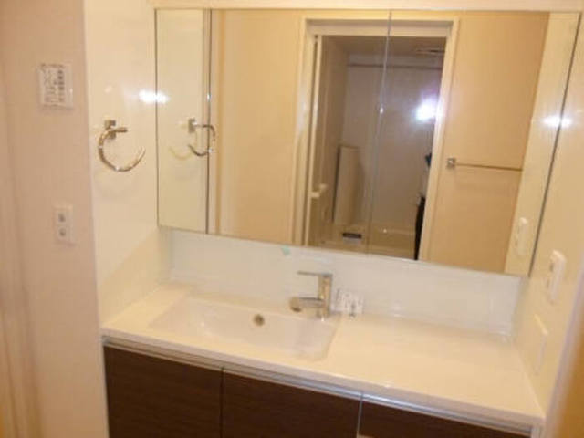 洗面設備　使い勝手の良い独立洗面台。