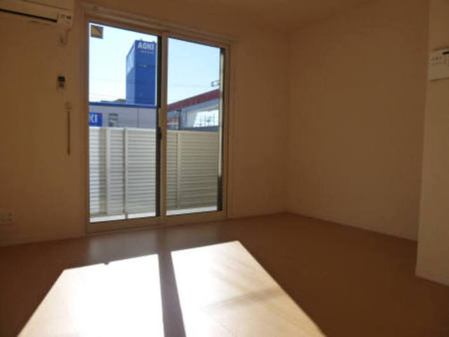 居室・リビング　陽射しが気持ちのいいお部屋ですね。