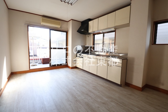 居室・リビング　明るく開放感のあるダイニングキッチンです♪