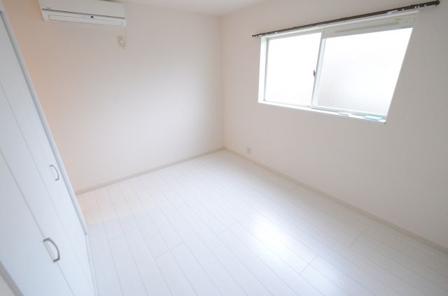 居室・リビング　エアコン付きで快適に過ごせます♪