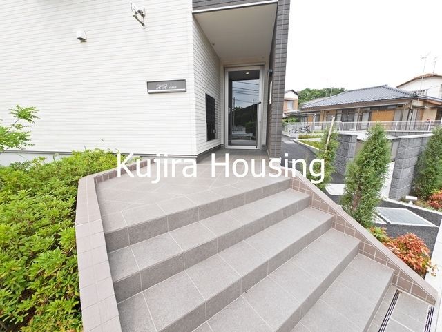 エントランス　オートロック付きのエントランスです♪