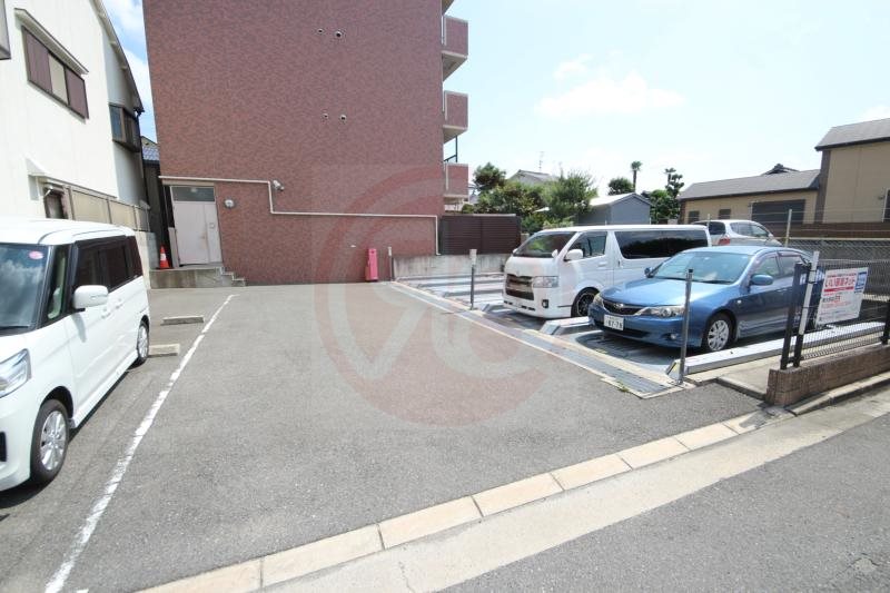 駐車場　駐車場があるので、車を買う予定の方も安心です