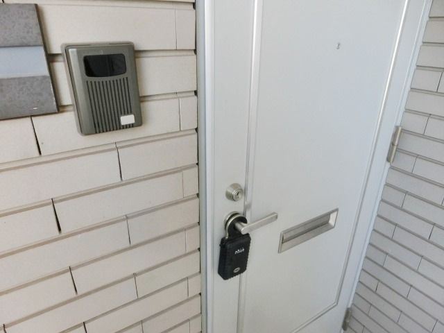 セキュリティ　来訪者の分かるインターホン付です。