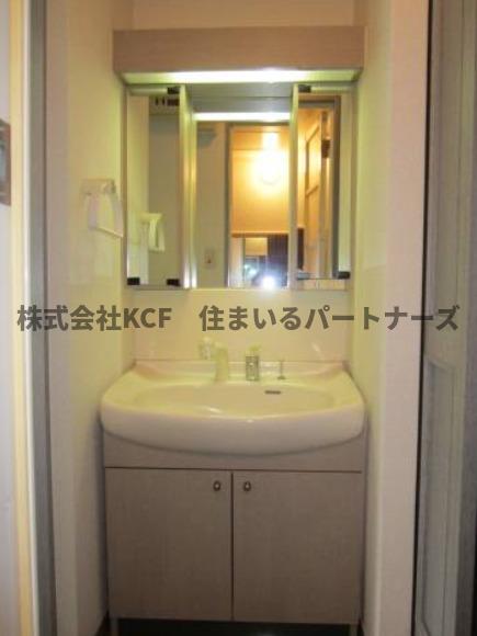 洗面設備　独立洗面化粧台が付いています