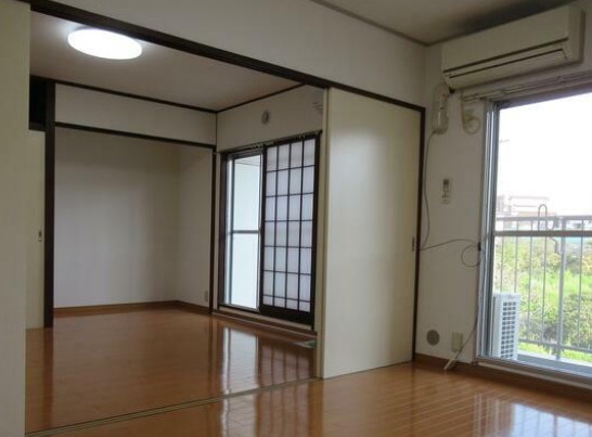 居室・リビング　角部屋・二面採光で明るい室内☆