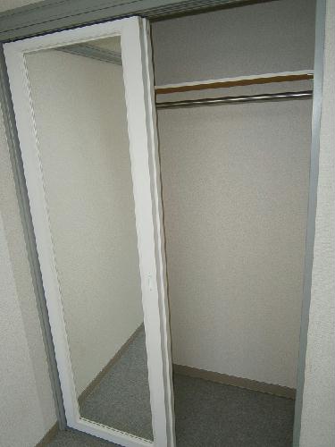 収納　扉が姿見になっています