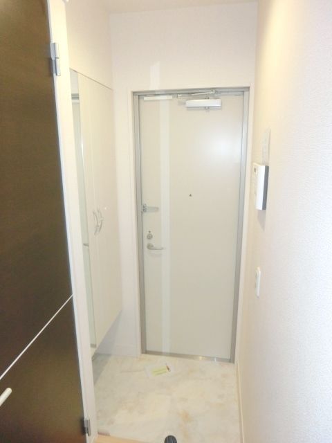 玄関　玄関にはトールタイプのシューズボックス。