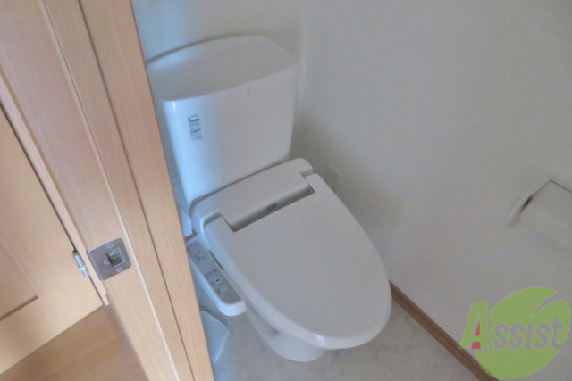 トイレ　トイレは嬉しい温水洗浄便座機能つきです。