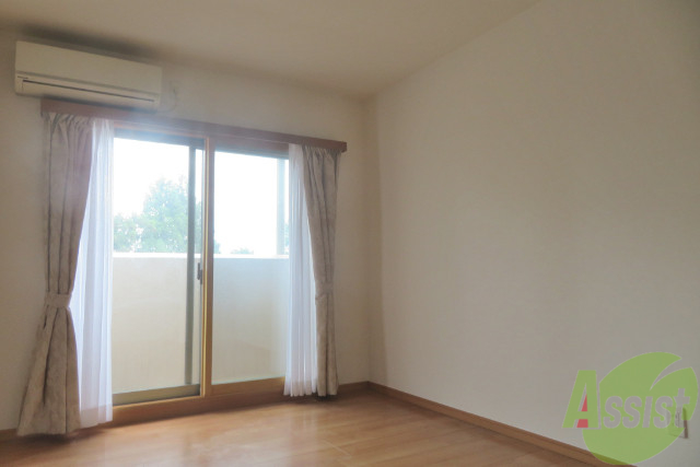 居室・リビング　明るいお部屋ですね。カーテンも付いてます。