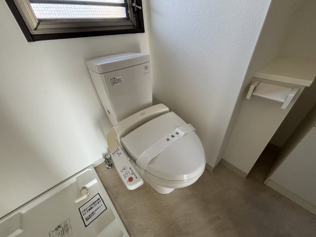 トイレ　温水洗浄前座機能付きです☆
