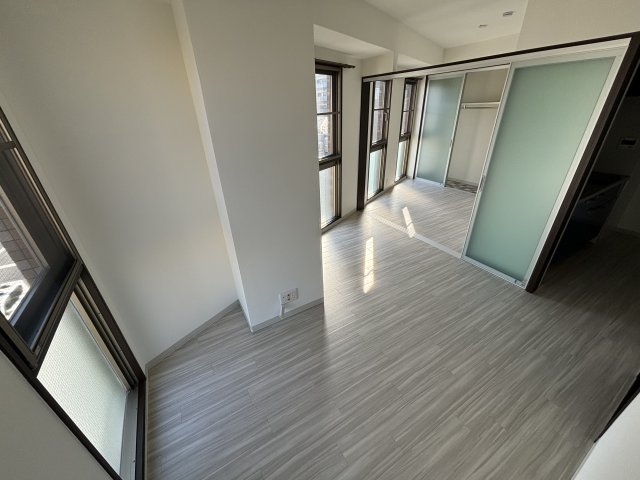 居室・リビング　明るい床色の綺麗なお部屋です♪