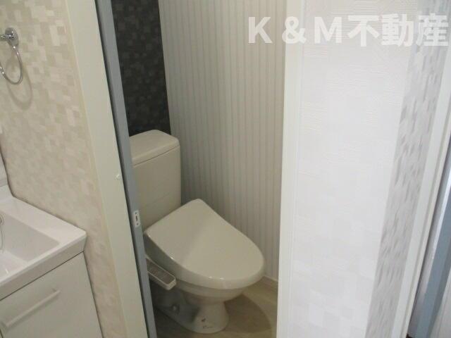 トイレ　落ち着いた色調のトイレです