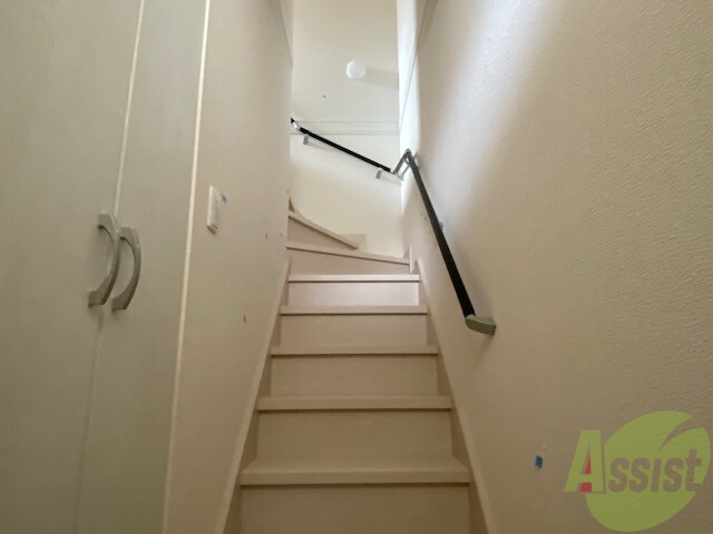 玄関　玄関からの様子です。入ってすぐお部屋につながる階段があります