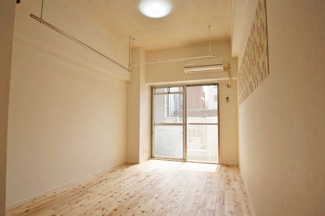 居室・リビング　同建物・別部屋