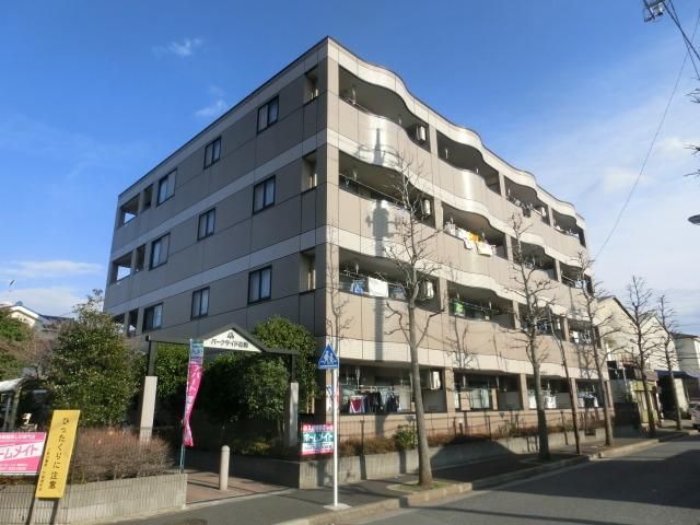 建物外観　閑静な住宅街に建つ鉄骨マンションです。