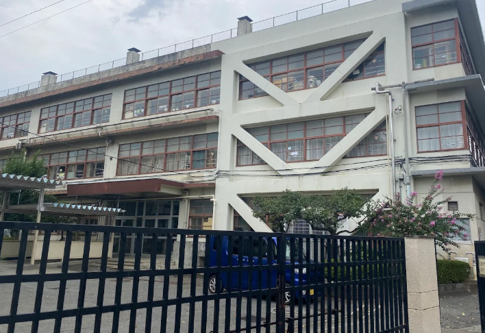中学校　立川市立立川第五中学校（中学校）まで704m
