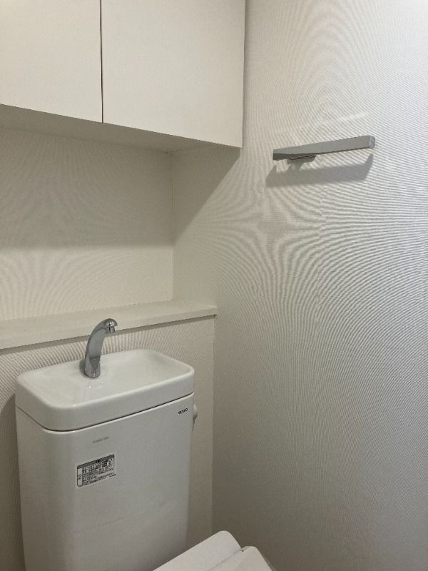 トイレ　落ち着いた色調のトイレです