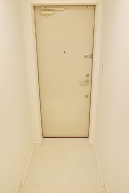 玄関　★別途下駄箱も設置できる広さです★