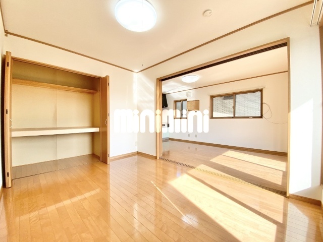 居室・リビング　角部屋で日当たり良好